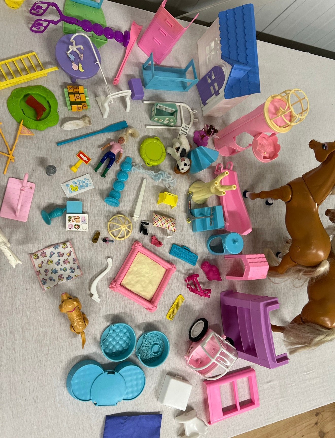 Partij oud vintage speelgoed, barbie cindy stacie mattel set, Verzamelen, Poppen, Ophalen of Verzenden, Zo goed als nieuw, H, H