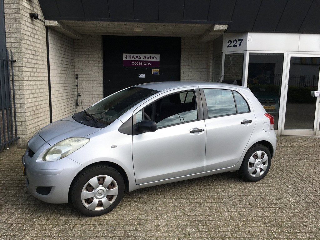 Toyota Yaris 1.0 VVTi Acces / 5 DEUREN / ZUINIG / AIRCO / AP, Auto's, Toyota, Voorwielaandrijving, Euro 5, Stof, Zwart