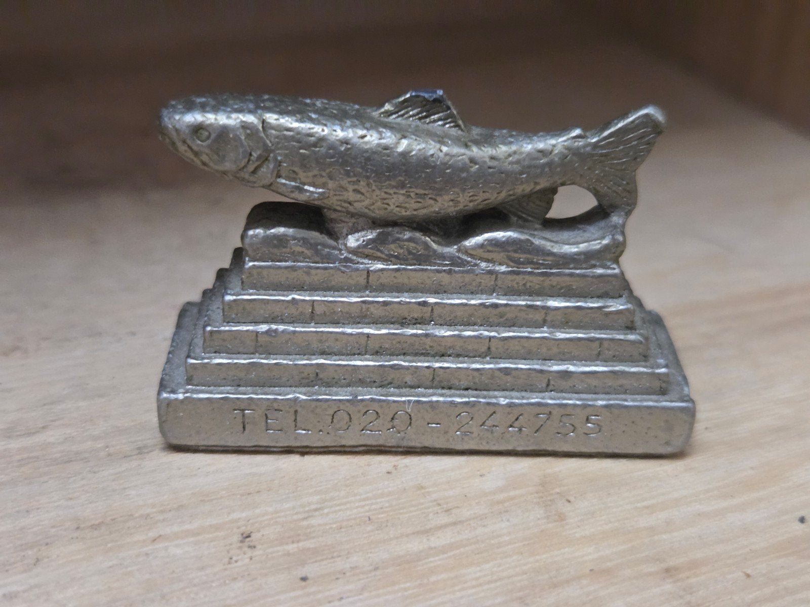 Vintage metalen vis beeldje met telefoonnummer, Ophalen of Verzenden