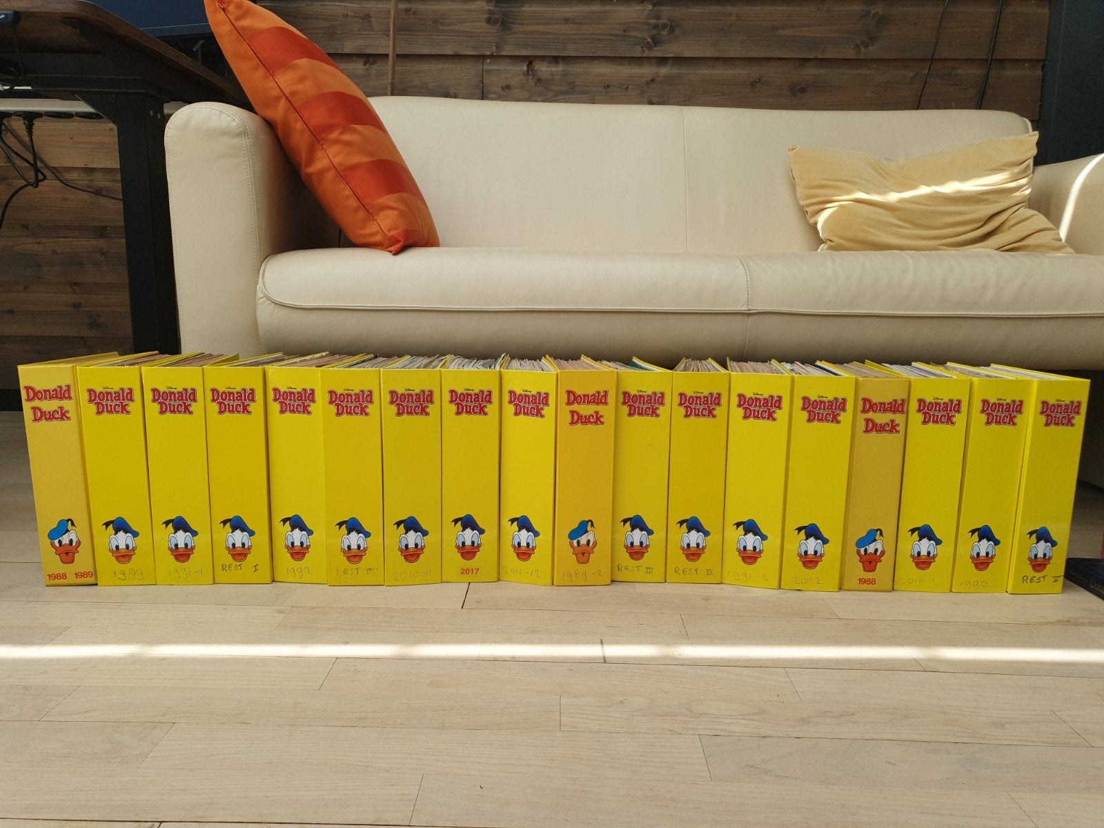Donald Duck jaargangen in 18 verzamelbanden, Meerdere stripboeken, Ophalen of Verzenden, Gelezen