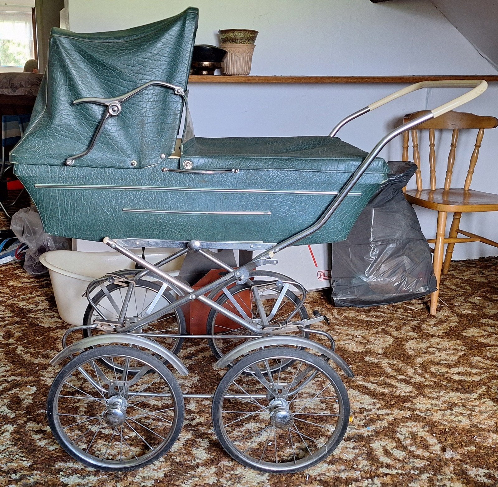 Vintage Kinderwagen - Groen met Chromen Details, Kinderen en Baby's, Kinderwagens en Combinaties, Ophalen