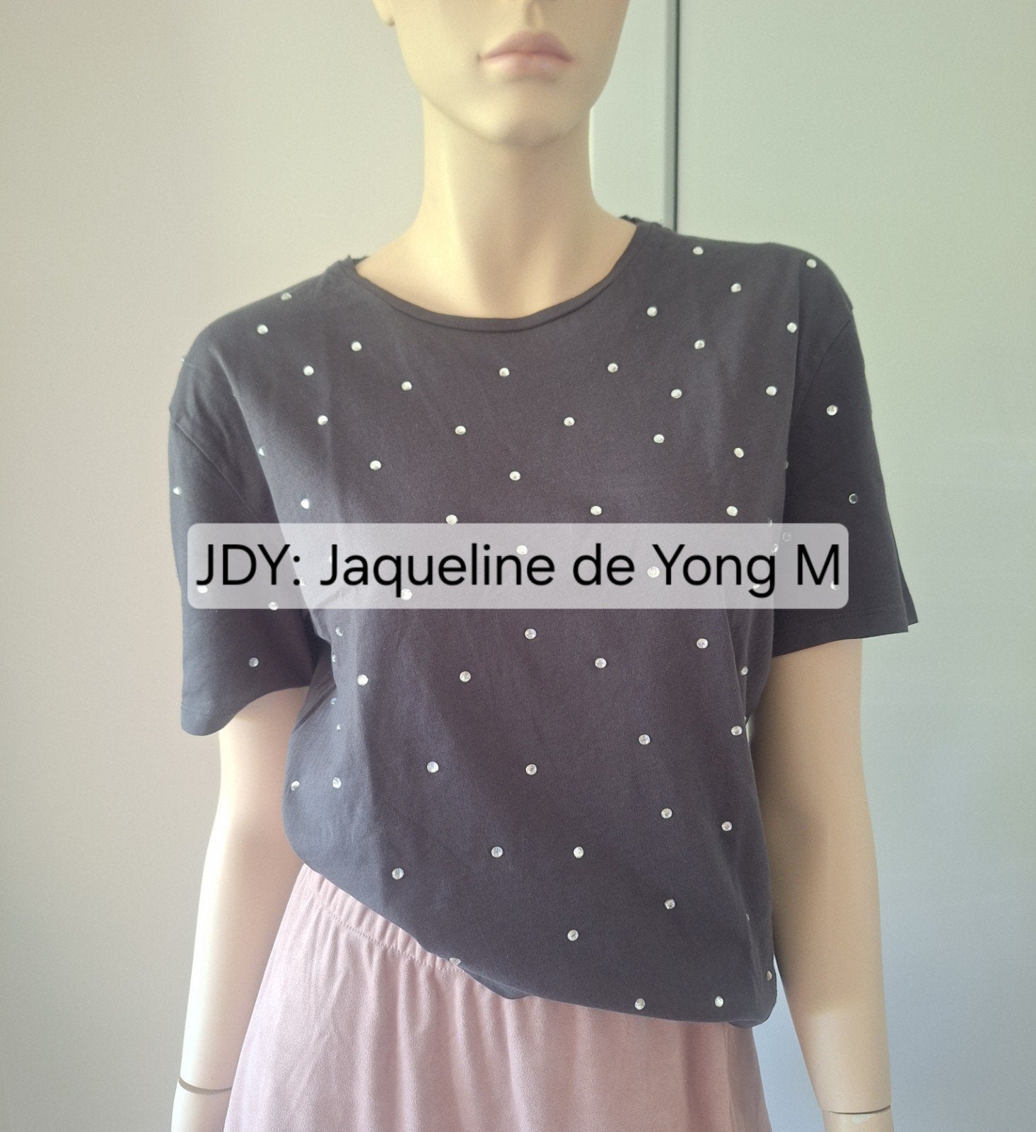 JDY - Jaqueline de Yong grijs T-shirt met strass steentjes M, Kleding | Dames, Maat 38/40 (M), Ophalen of Verzenden, Zo goed als nieuw