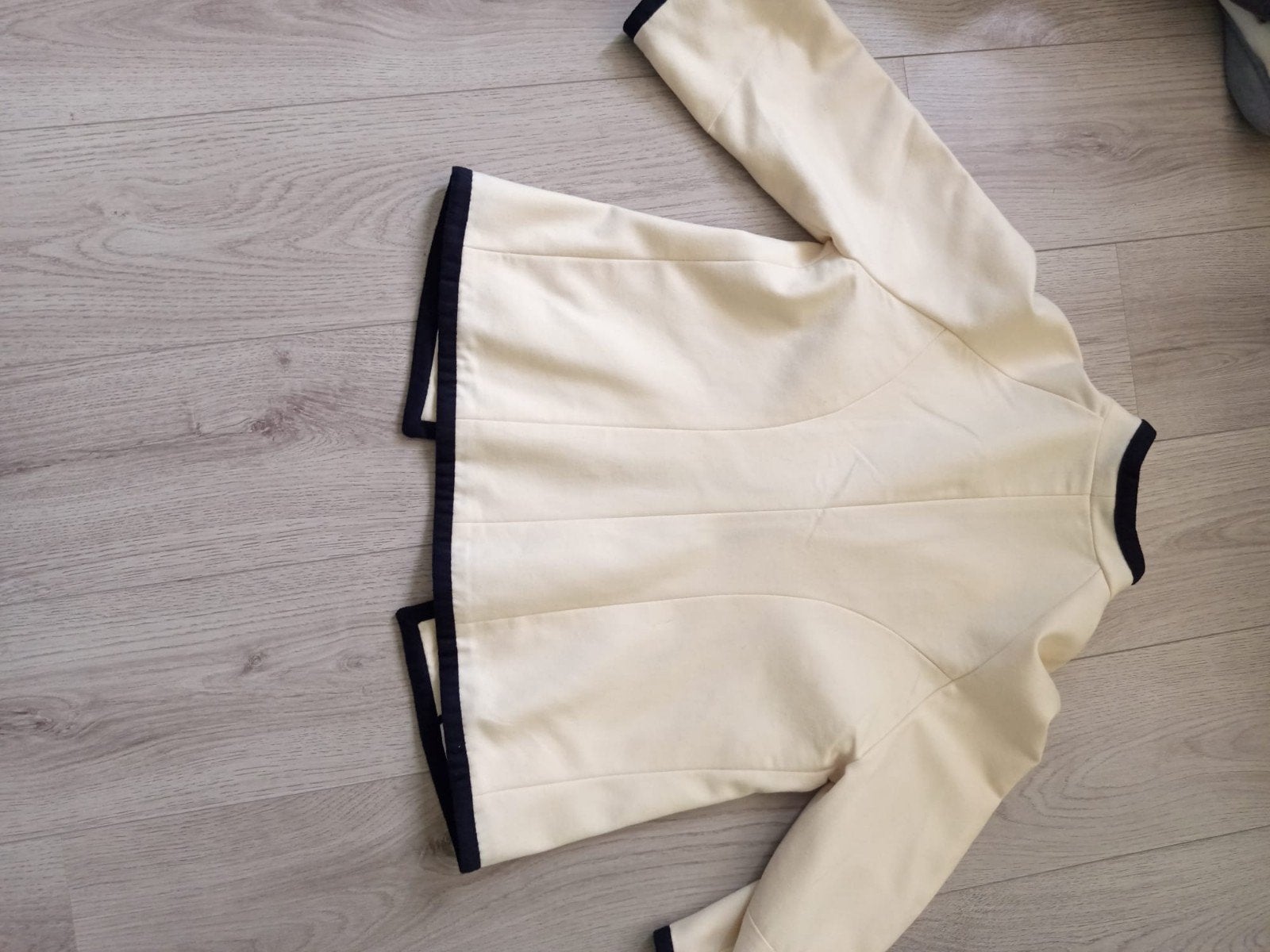 Elegant Crèmekleurig Jasje met Zwarte Details - Roben Rausch, Maat 38/40 (M), Roben Rausch, Beige, Ophalen of Verzenden