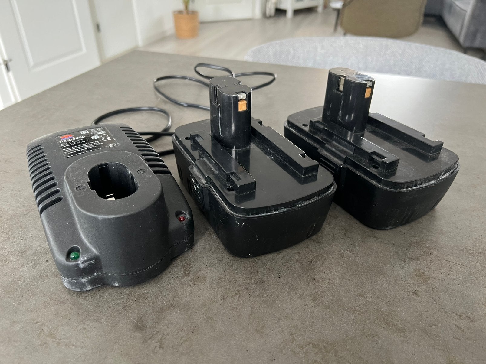 Topcraft TCDL-2400 lader en 2x TCDB-2400 accu (24volt), Doe-het-zelf en Verbouw, Ophalen of Verzenden, Gebruikt, Minder dan 400 watt