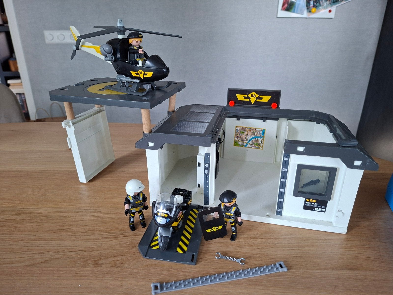 Playmobil Politiebureau met Helikopter en Motor, Kinderen en Baby's, Speelgoed | Playmobil, Ophalen of Verzenden, Gebruikt, Gebouw
