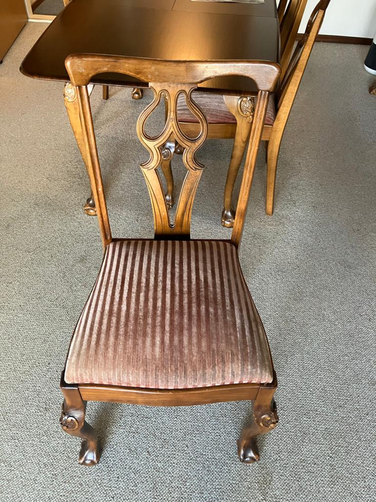 Twee stoelen in Chippendale stijl, Ophalen