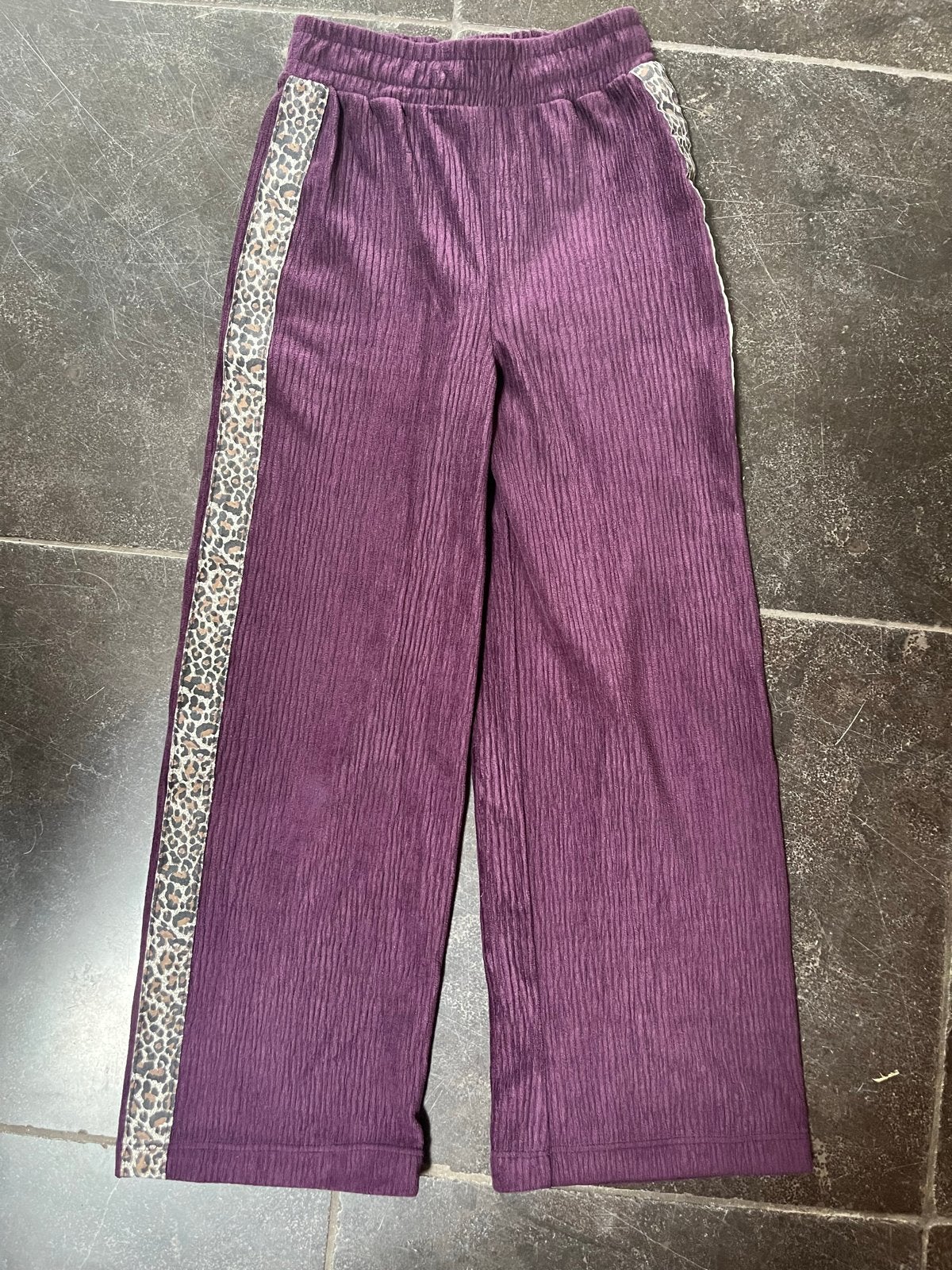 Paarse corduroy broek met luipaardprint streep - maat 134, Ophalen of Verzenden, Gebruikt, Meisje, Broek