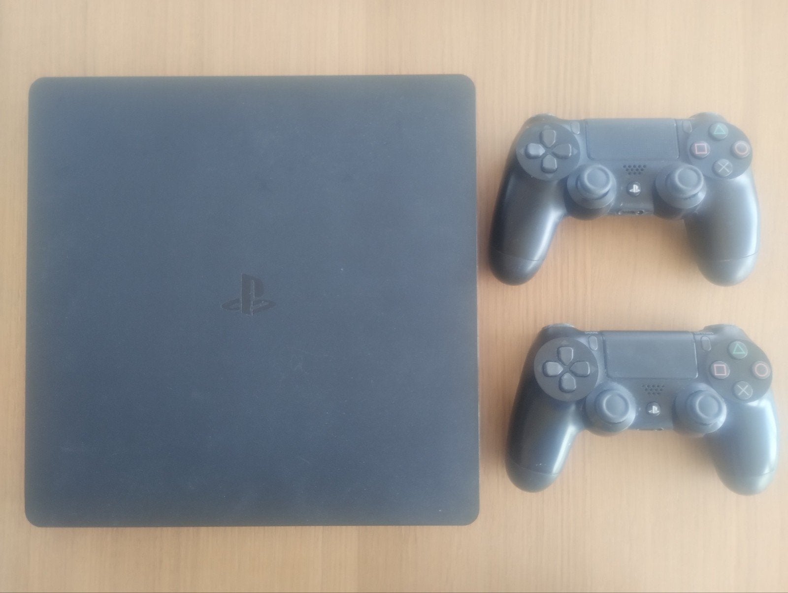 Sony PS4 Slim met twee controllers, Ophalen, 500 GB, Met 2 controllers, Zo goed als nieuw
