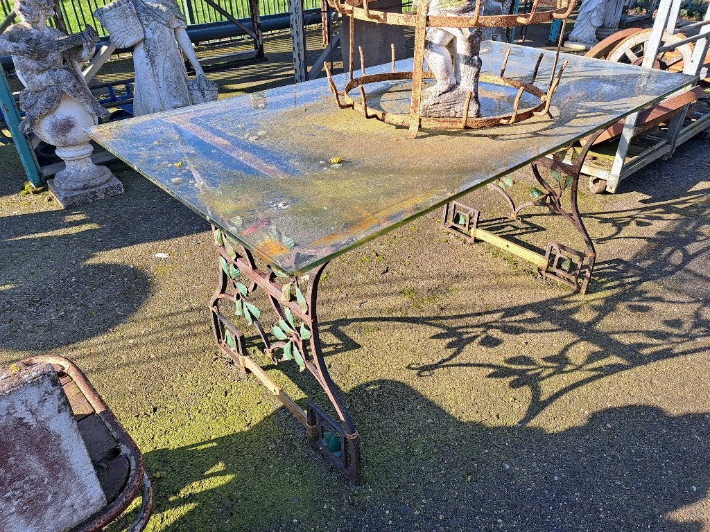 Een antieke tuintafel met smeedijzer onderstel en glasplaat, Ophalen