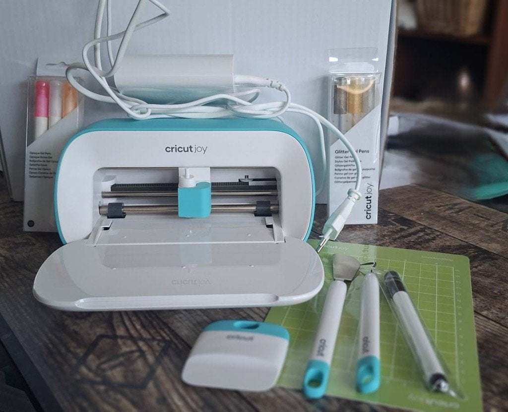 Cricut Joy snijmachine voor kaarten, labels en meer, Hobby en Vrije tijd, Overige thema's, Nieuw, Meerkleurig, Kunststof