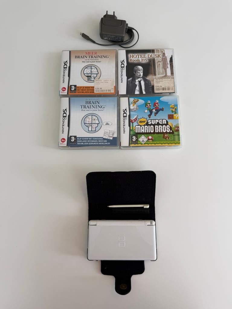 Nintendo DS Lite wit met 4 spellen en hoesje, Spelcomputers en Games, Spelcomputers | Nintendo DS, Ophalen, Met games, Wit, Zo goed als nieuw