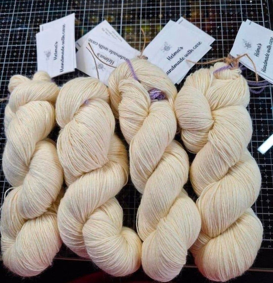 4draads sokkenwol om zelf te verven. per 100 gram., Hobby en Vrije tijd, Ophalen of Verzenden, Nieuw, Breien of Haken, Wol of Garen