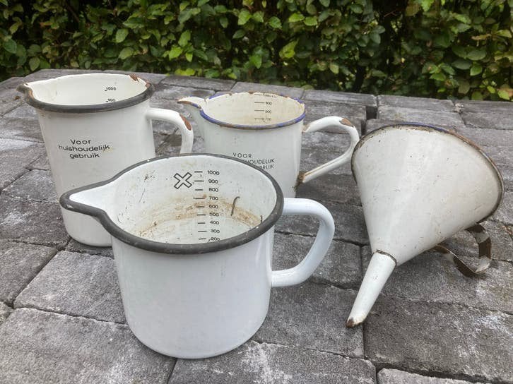 Set van 4 vintage witte emaille maatbekers en trechter, Antiek en Kunst, Ophalen of Verzenden