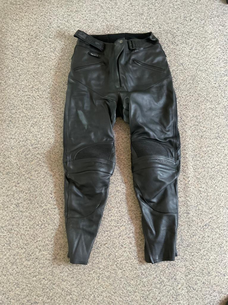 Dames leren motorbroek, merk MQP, maat 44 in zwart, Broek | leer, Dames, Tweedehands, Ophalen