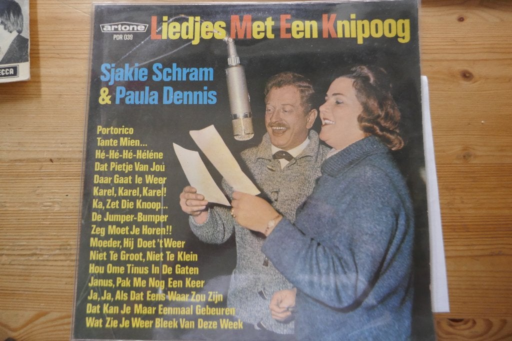 LP : Sjakie Schram & Paula Dennis – Liedjes Met Een Knipoog, Cd's en Dvd's, Gebruikt, Ophalen of Verzenden, Levenslied of Smartlap