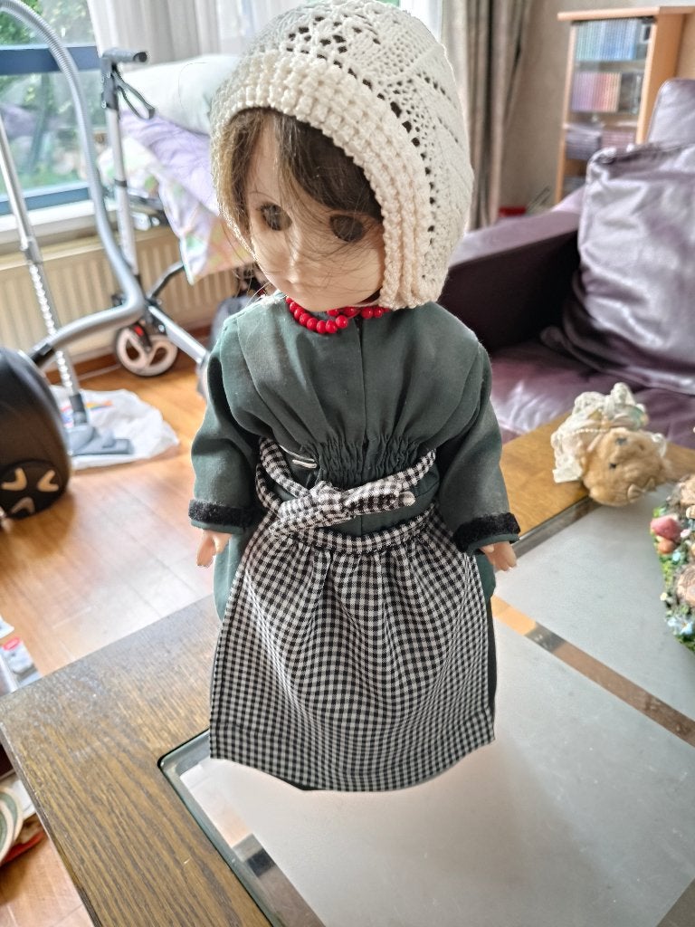 Klederdracht pop 40cm, Verzamelen, Poppen, Ophalen, Zo goed als nieuw, Pop