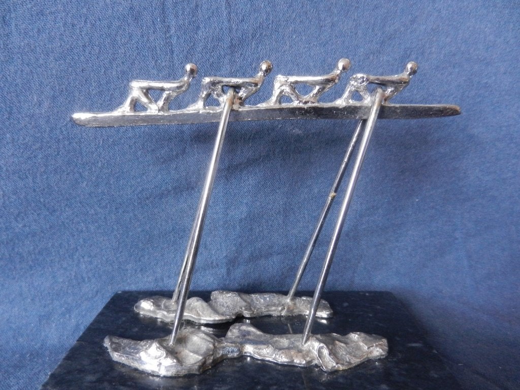 Sculptuur Vier roeiers zilverkleurig metaal op sokkel h. 9,9, Zilver, Overige onderwerpen, Minder dan 20 cm, Gepatineerd