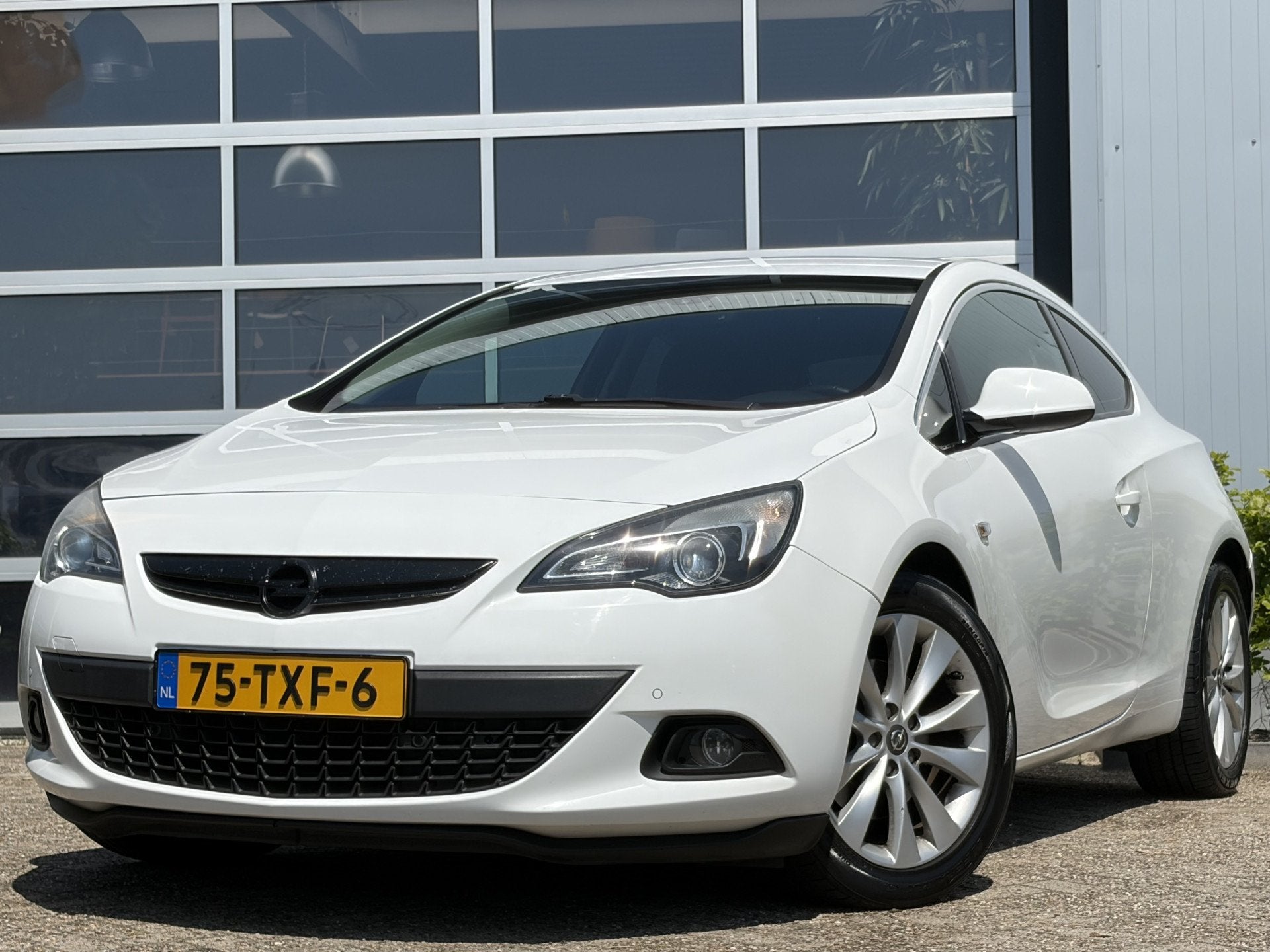 Opel Astra GTC 1.4 Turbo Sport 140pk | Audio-navigatie full, Auto's, Opel, Voorwielaandrijving, Stof, Gebruikt, Zwart