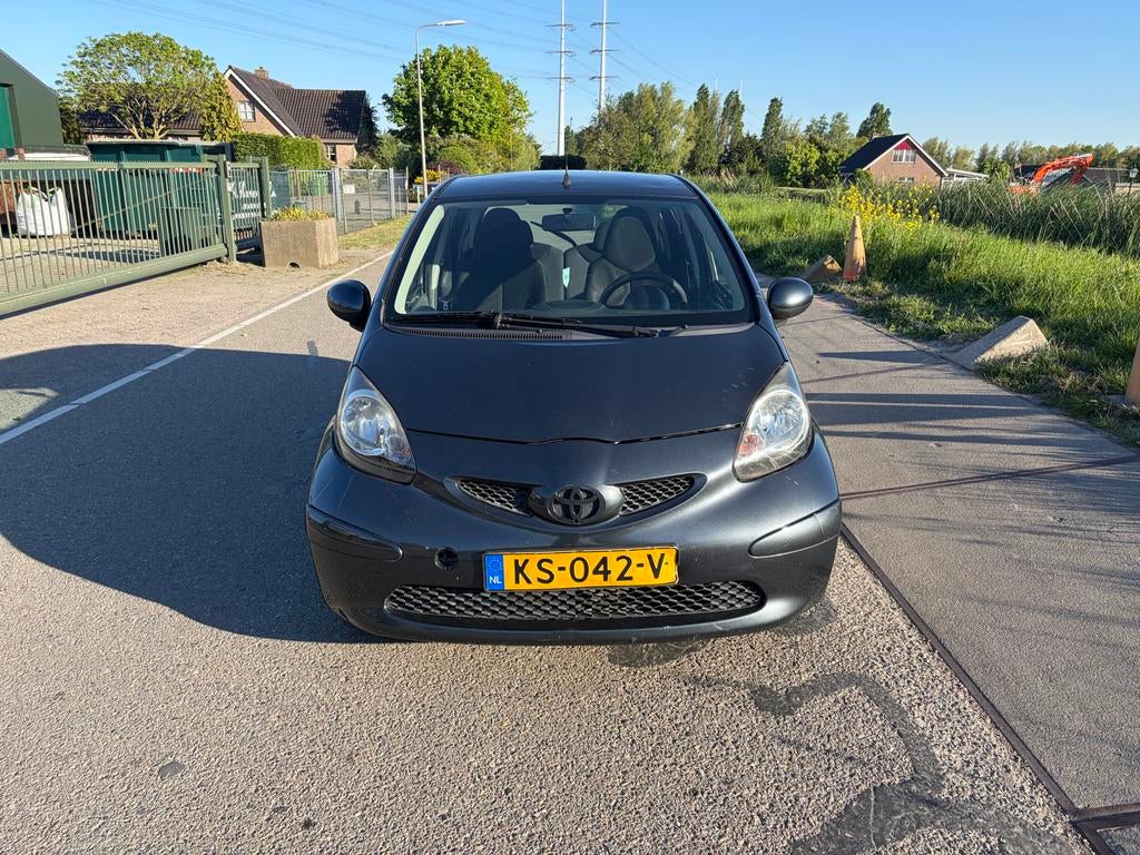 Toyota Aygo 1.0 12V Vvt-i 5DRS 2007 Grijs, Auto's, Voorwielaandrijving, Airbags, 4 stoelen, 68 pk