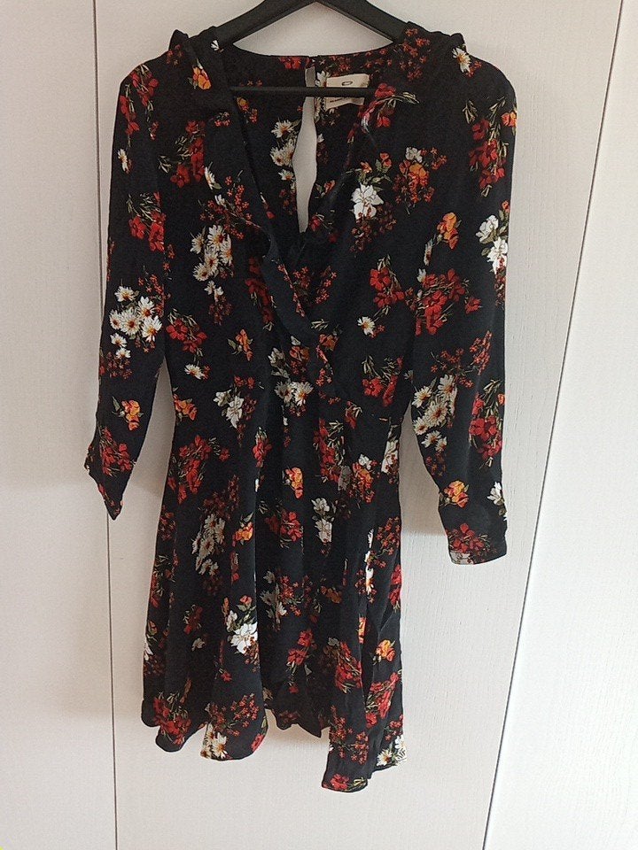 M nw. superleuk jurk zwart met rood wit bloempatroon ruches, Maat 38/40 (M), Pins and Needles, Meerkleurig, Nieuw