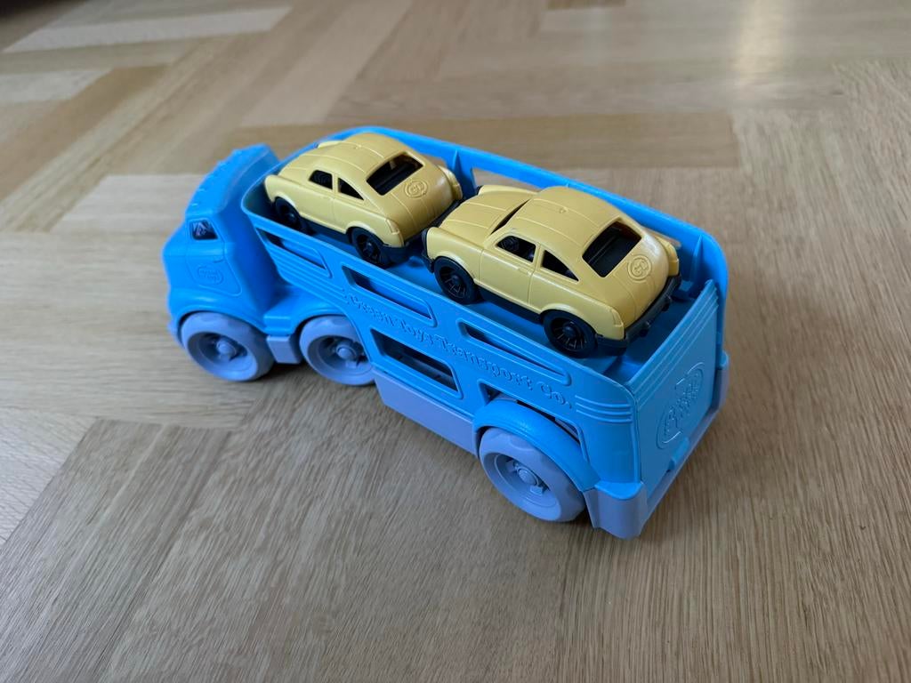 Green Toys autotransporter met 2 auto's, Kinderen en Baby's, Speelgoed | Speelgoedvoertuigen, Ophalen of Verzenden, Zo goed als nieuw
