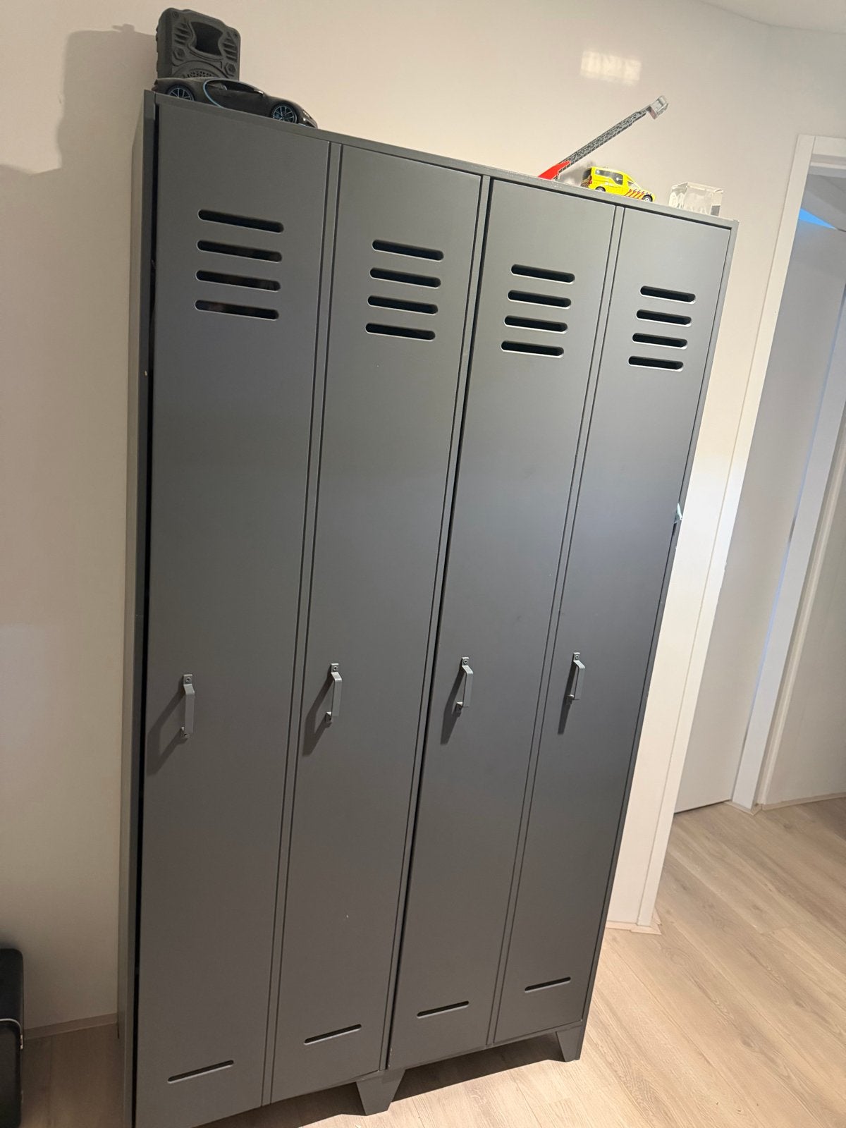 Grijze metalen locker kledingkast met planken, Ophalen, Gebruikt, 50 tot 100 cm, Metaal