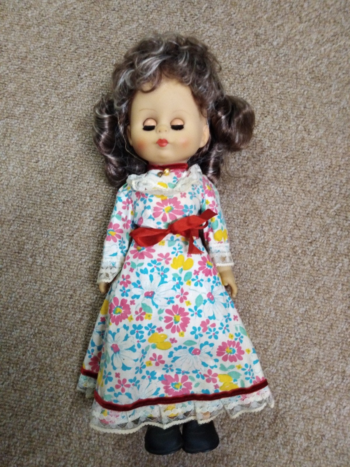 Vintage pop met bloemenjurk en slaapogen, Verzamelen, Poppen, Ophalen of Verzenden, Zo goed als nieuw, Pop