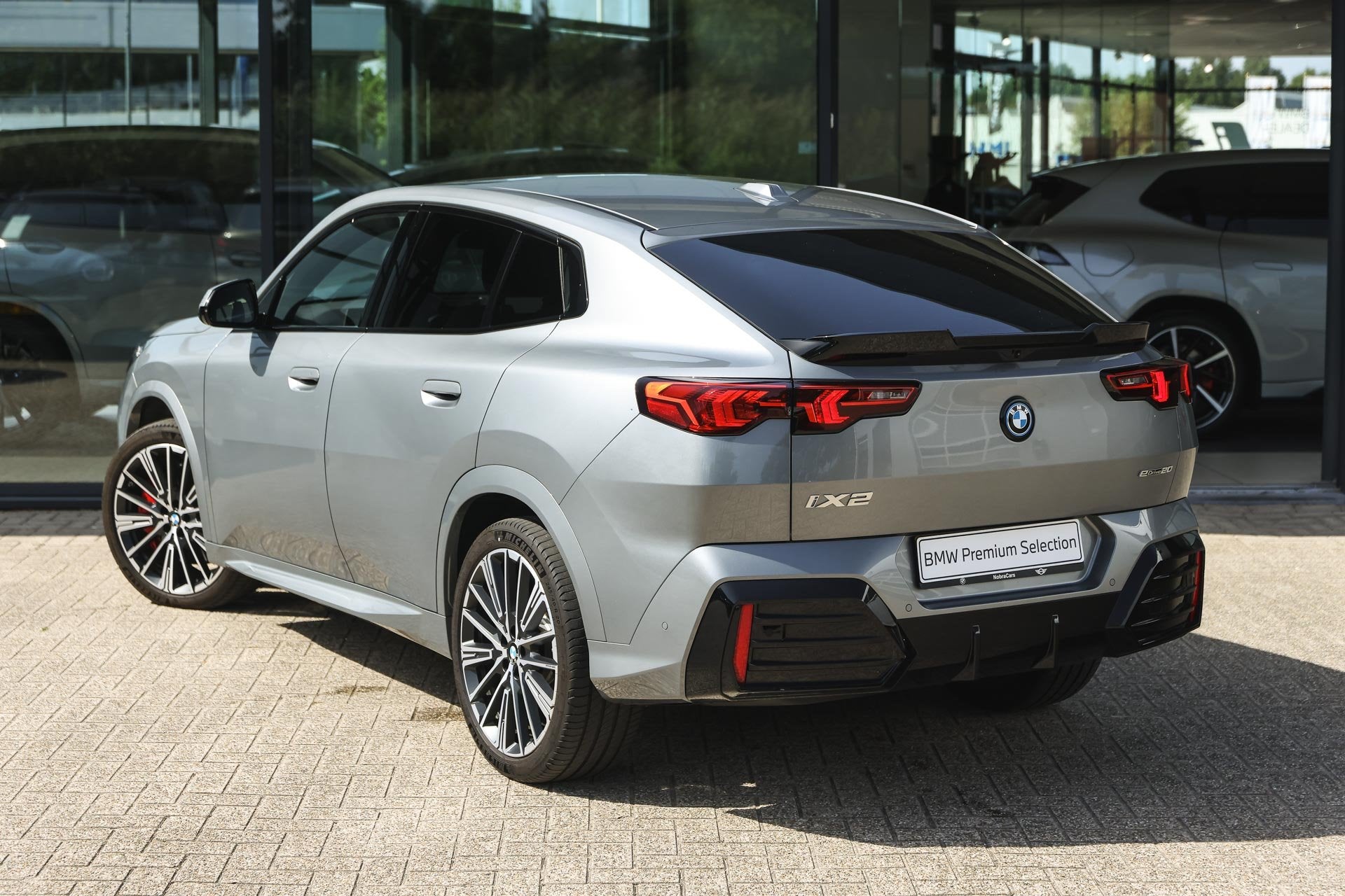 BMW iX2 eDrive20 M Sport / Trekhaak / Sportstoelen / Comfort, Auto's, Met garantie (alle), 24 min, Origineel Nederlands, 204 pk