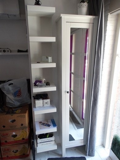 Hoge kast met spiegeldeur van Ikea. 175x37x38 cm., Ophalen, Zo goed als nieuw