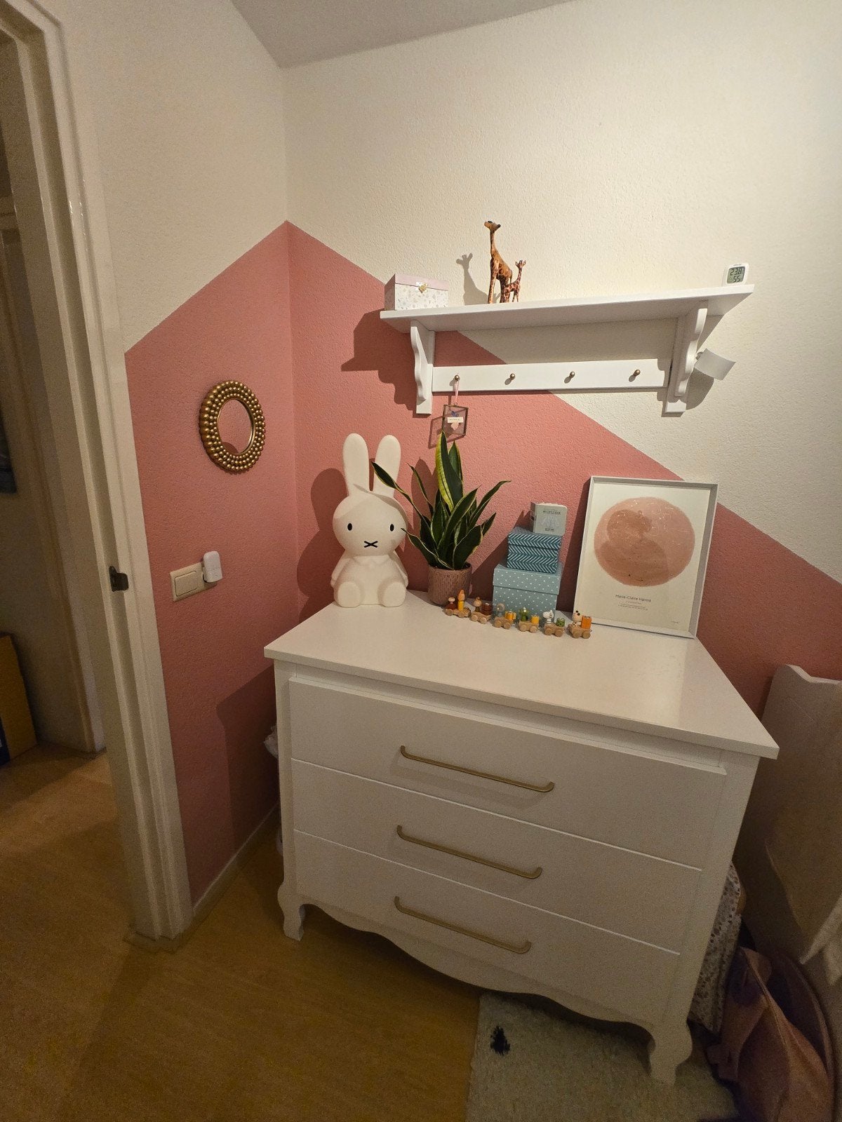 Commode en plankje wit met gouden handvaten, Ophalen, Zo goed als nieuw, Meisje