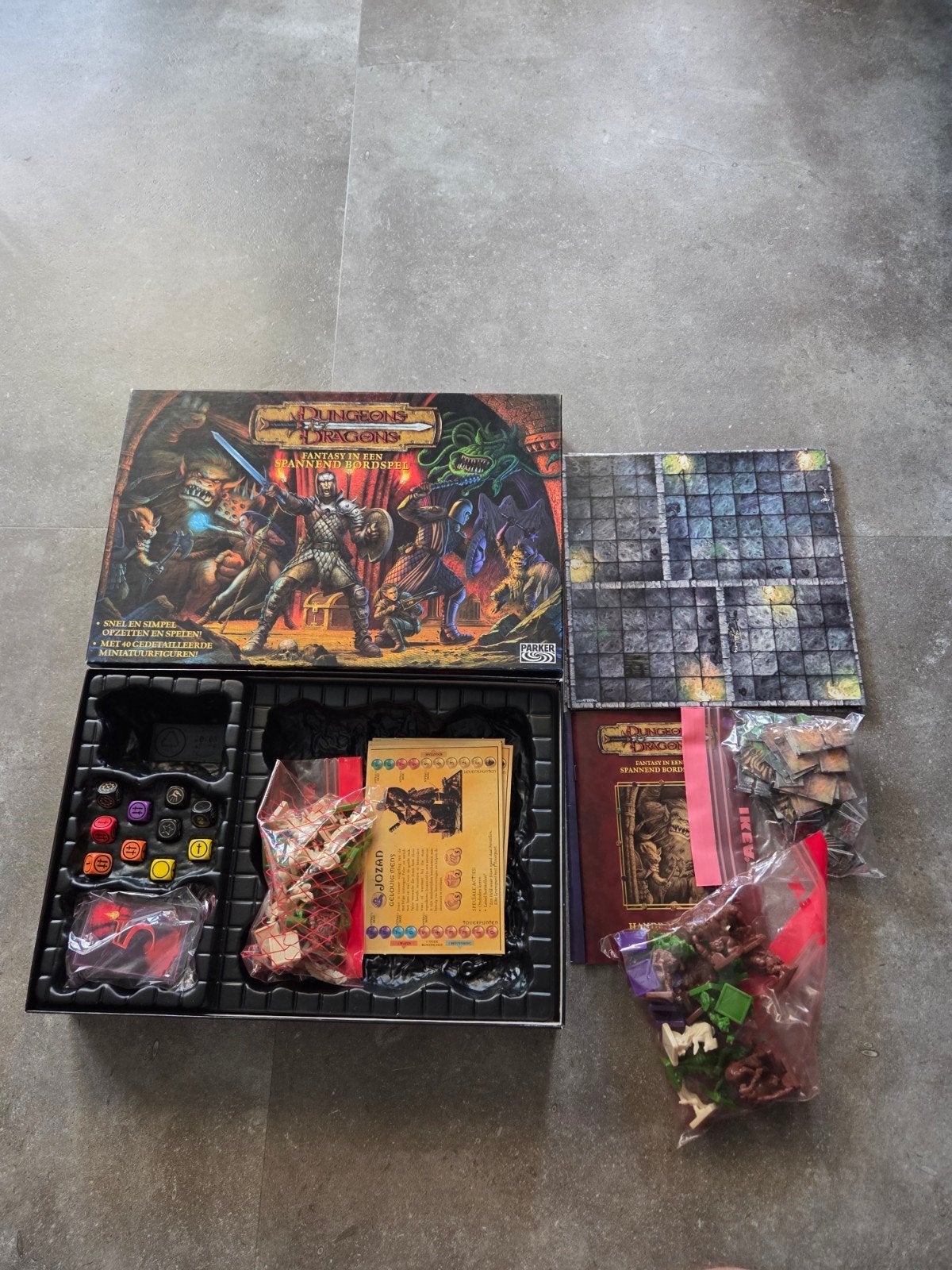 Dungeons & Dragons Bordspel - Compleet en in goede staat, Vijf spelers of meer, Ophalen of Verzenden, Gebruikt, Hasbro