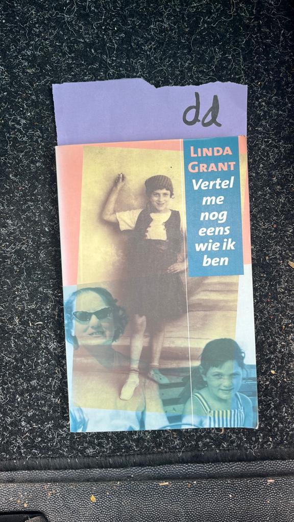 Linda Grant - Vertel me nog eens wie ik ben, Ophalen of Verzenden, Zo goed als nieuw, Europa overig
