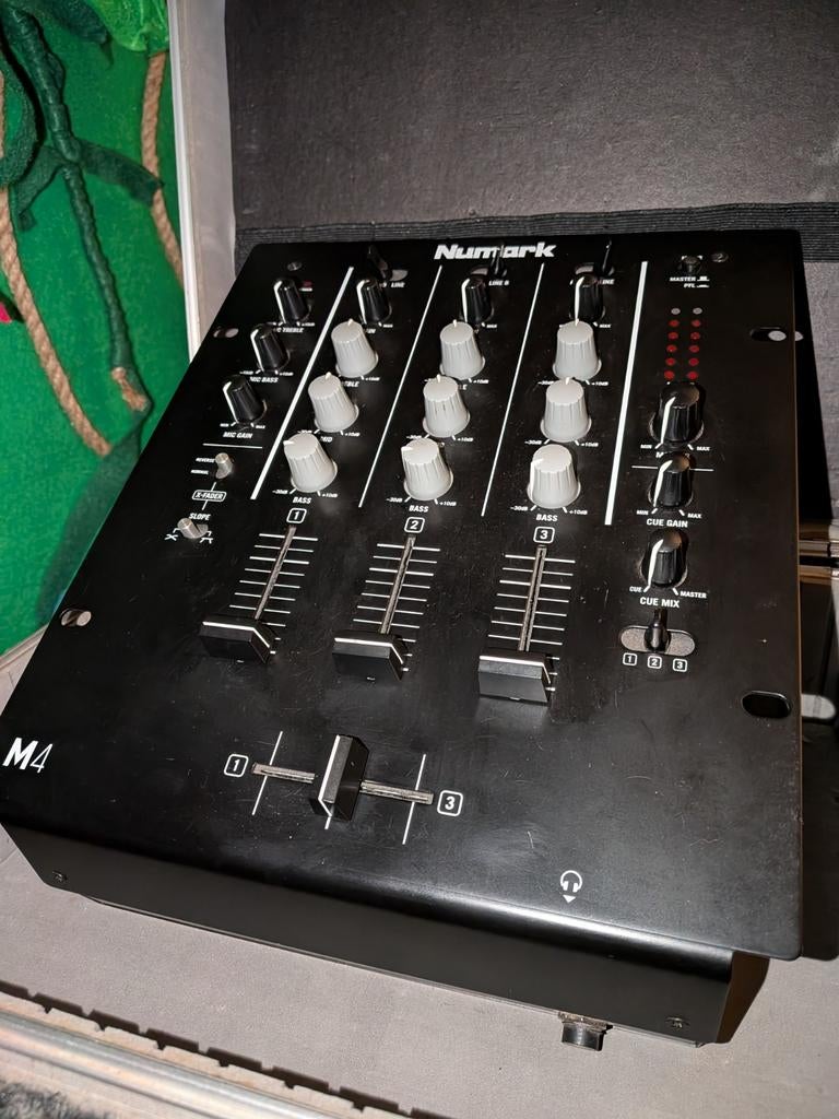 Numark M4 DJ Mixer - 3-kanaals met microfooningang, Muziek en Instrumenten, Mengpanelen, Gebruikt, Minder dan 5 kanalen, Microfooningang