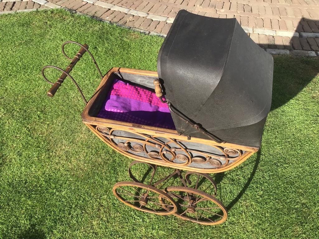 Antieke poppenwagen met ijzer en bamboe, Antiek en Kunst, Antiek | Speelgoed, Ophalen of Verzenden