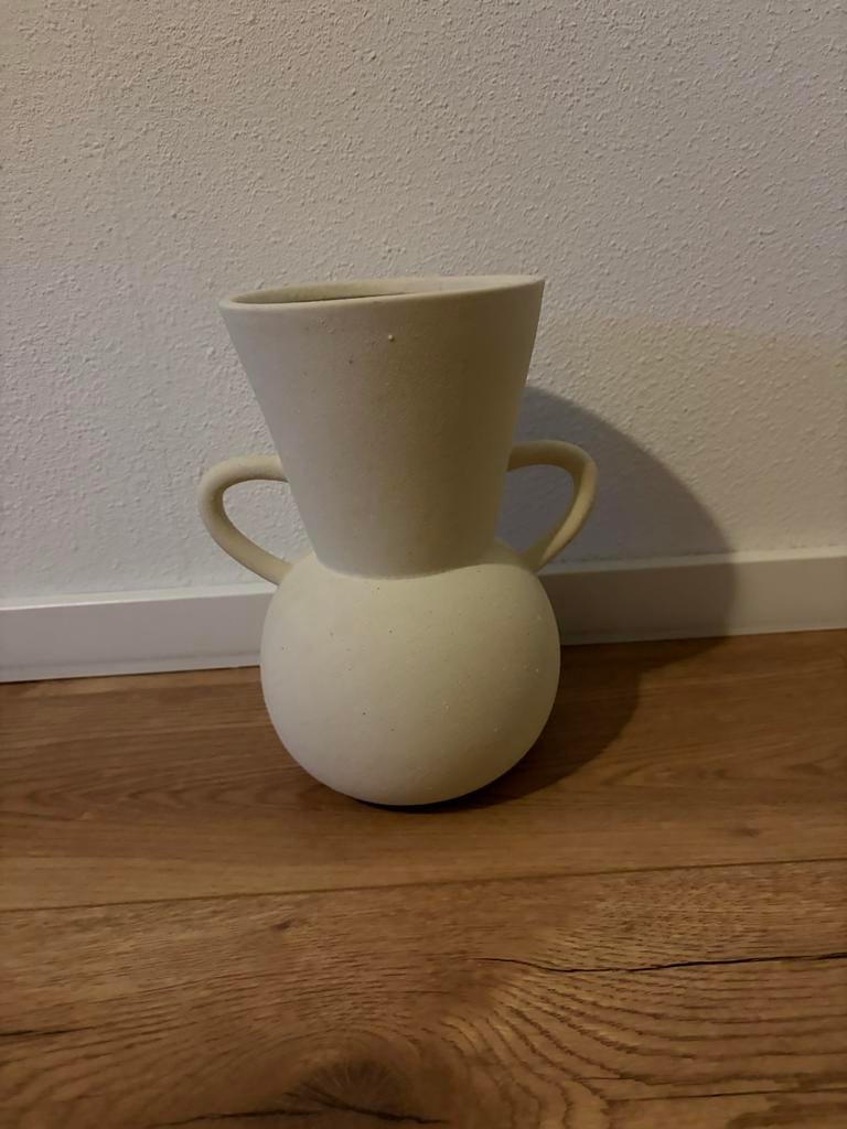 Witte vaas met oren, Wit, Aardewerk of Porselein, Ophalen of Verzenden, Zo goed als nieuw