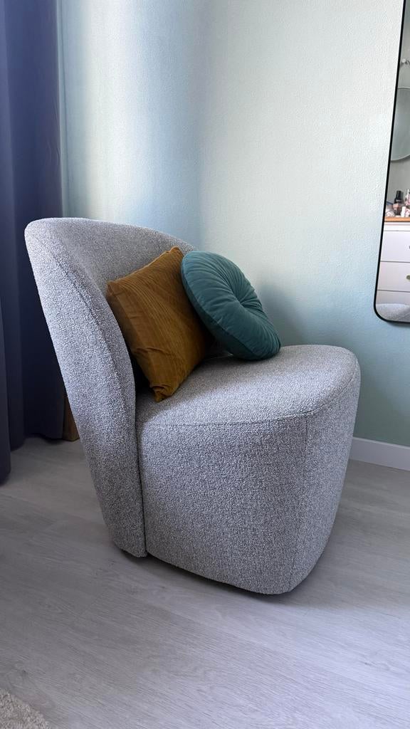 Vtwonen Lofty fauteuil boucle grijs - ZGAN, Huis en Inrichting, Stoelen, Zo goed als nieuw, Eén, Stof, Grijs, Ophalen