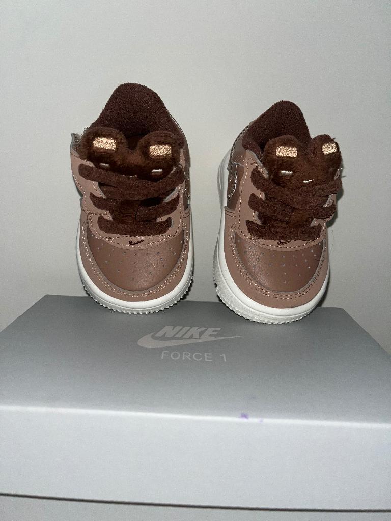 Nike force 1 low easy on maat 17 bruin, Schoentjes, Nieuw, Ophalen of Verzenden, Nike