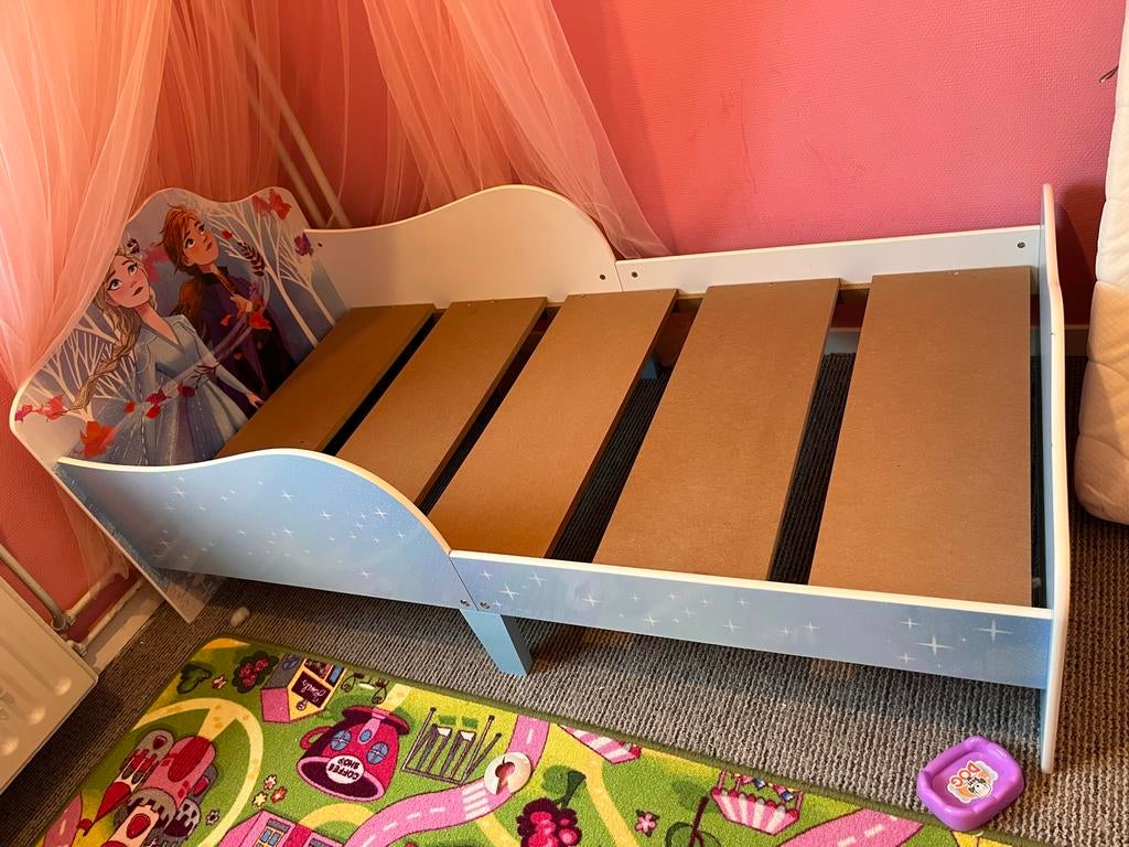 Frozen Peuterbed met Matras - Zo Goed Als Nieuw!, Kinderen en Baby's, Kinderkamer | Bedden, Ophalen, 70 tot 85 cm, Zo goed als nieuw