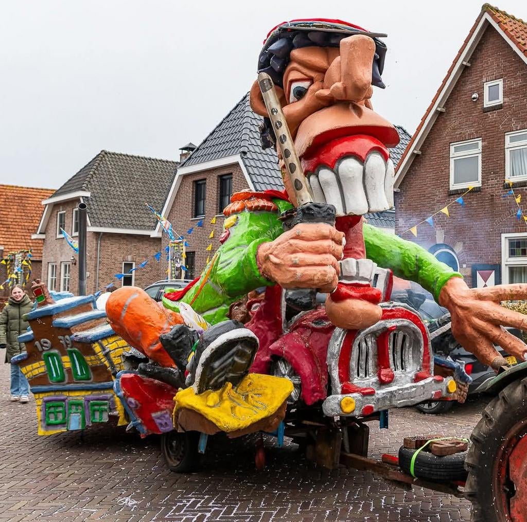 Carnavalswagen /tractor ombouw polyester tekoop MOET WEG, Ophalen of Verzenden, Gebruikt, Carnaval