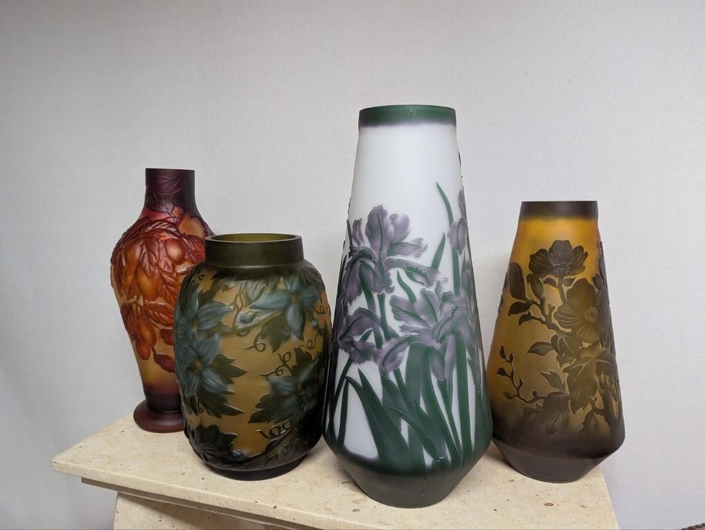 Collectie van vier vazen style Galle, Ophalen