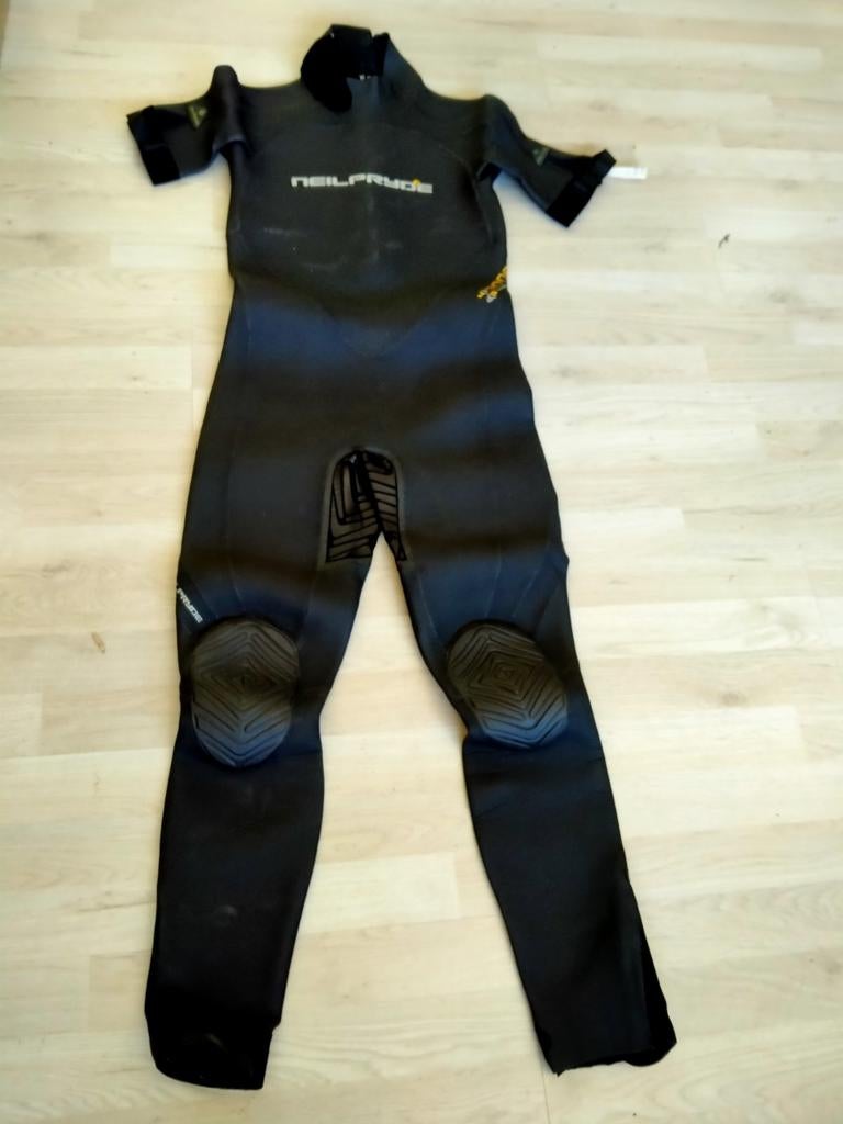 Neil pryde serie 3000 4/3 mm heren surfpakken  maat 46 en 48, Watersport en Boten, Windsurfen, Nieuw, Overige typen, Ophalen of Verzenden