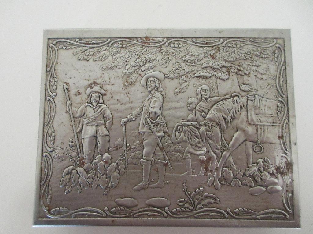 Vintage tabaksdoos, zilverkleurig metaal met reliëf, Ophalen of Verzenden