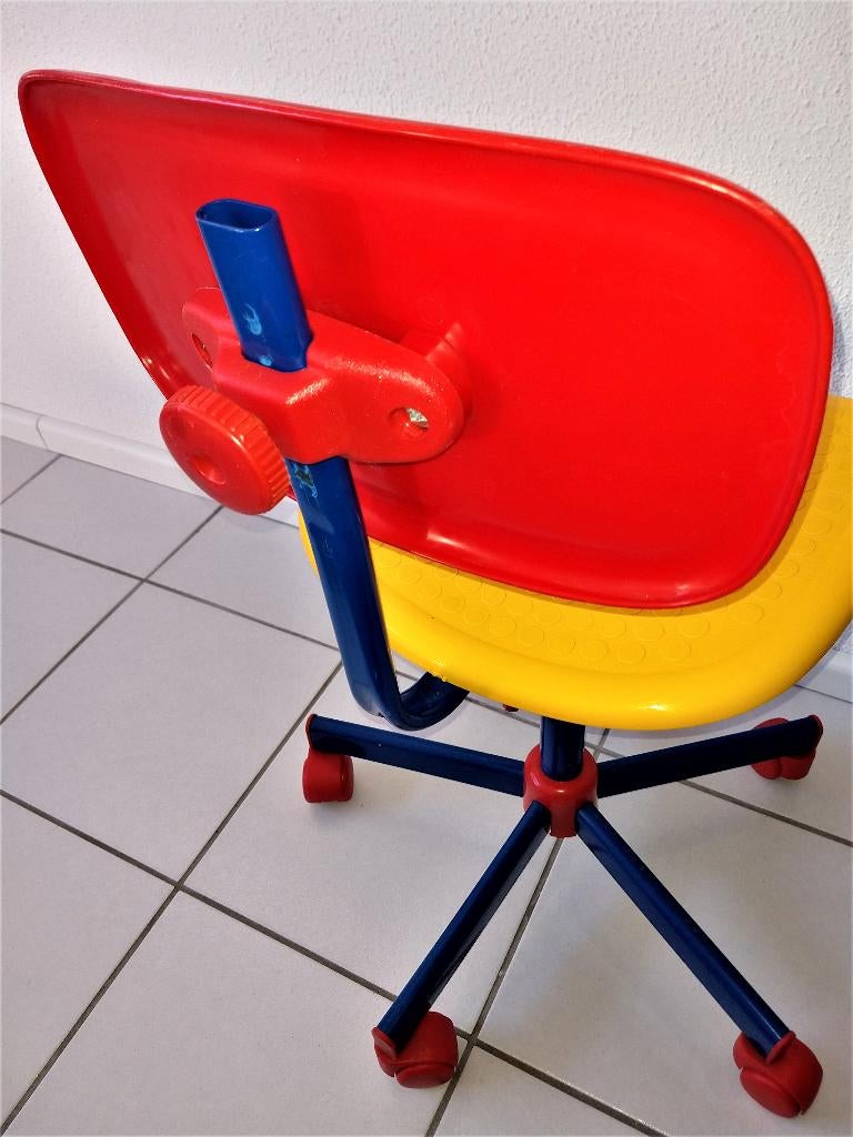 IKEA kinderstoel- bureaustoel -80/90 s -Memphis Milano stijl, Kinderen en Baby's, Kinderkamer | Tafels en Stoelen, Ophalen, Gebruikt