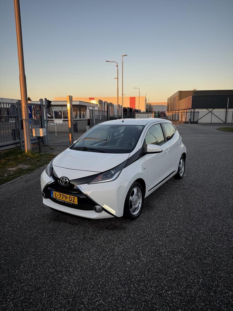 Toyota Aygo 1.0 12V Vvt-i Ddrs 2015 Wit, Auto's, Voorwielaandrijving, Stof, Zwart, 4 stoelen