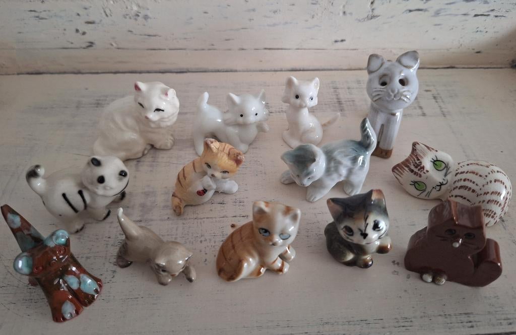 Set van 13 miniatuur letterbak poezen katten beeldjes, Ophalen of Verzenden, Gebruikt, Dier