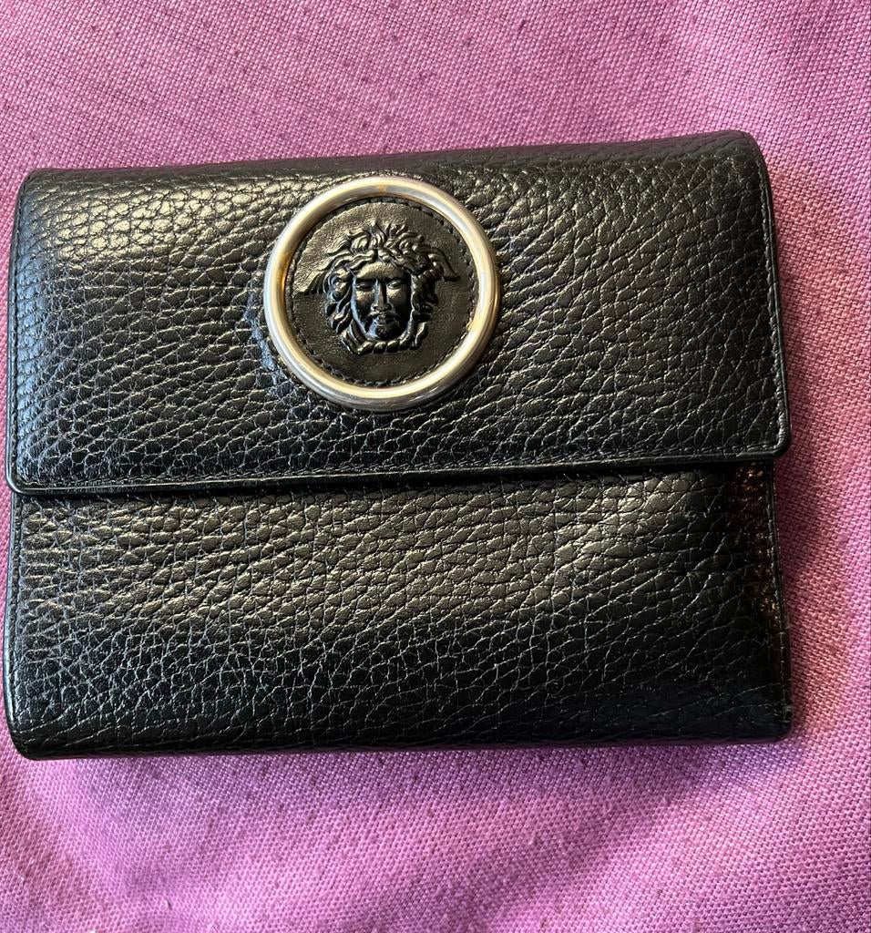 Gianni Versace Zwarte portemonnee met logo, Sieraden, Tassen en Uiterlijk, Portemonnees, Gebruikt, Overige merken, Zwart, Leer