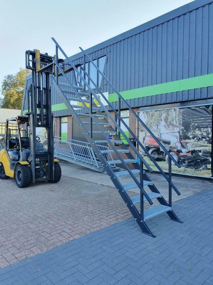Stalen trap 300cm nieuw antraciet nob1710 Ruime keus, Doe-het-zelf en Verbouw, Ophalen of Verzenden, Zo goed als nieuw, Trap