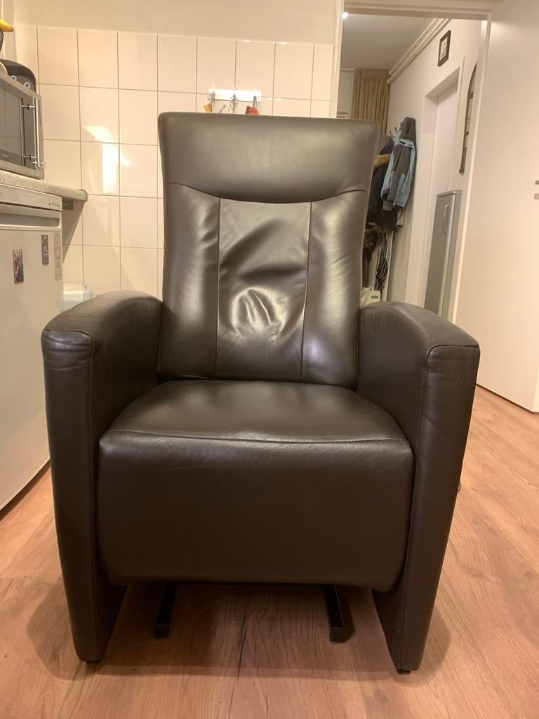 Comfortabele bruine sta-op stoel - Zo goed als nieuw, Ophalen, Zo goed als nieuw, 50 tot 75 cm, Leer