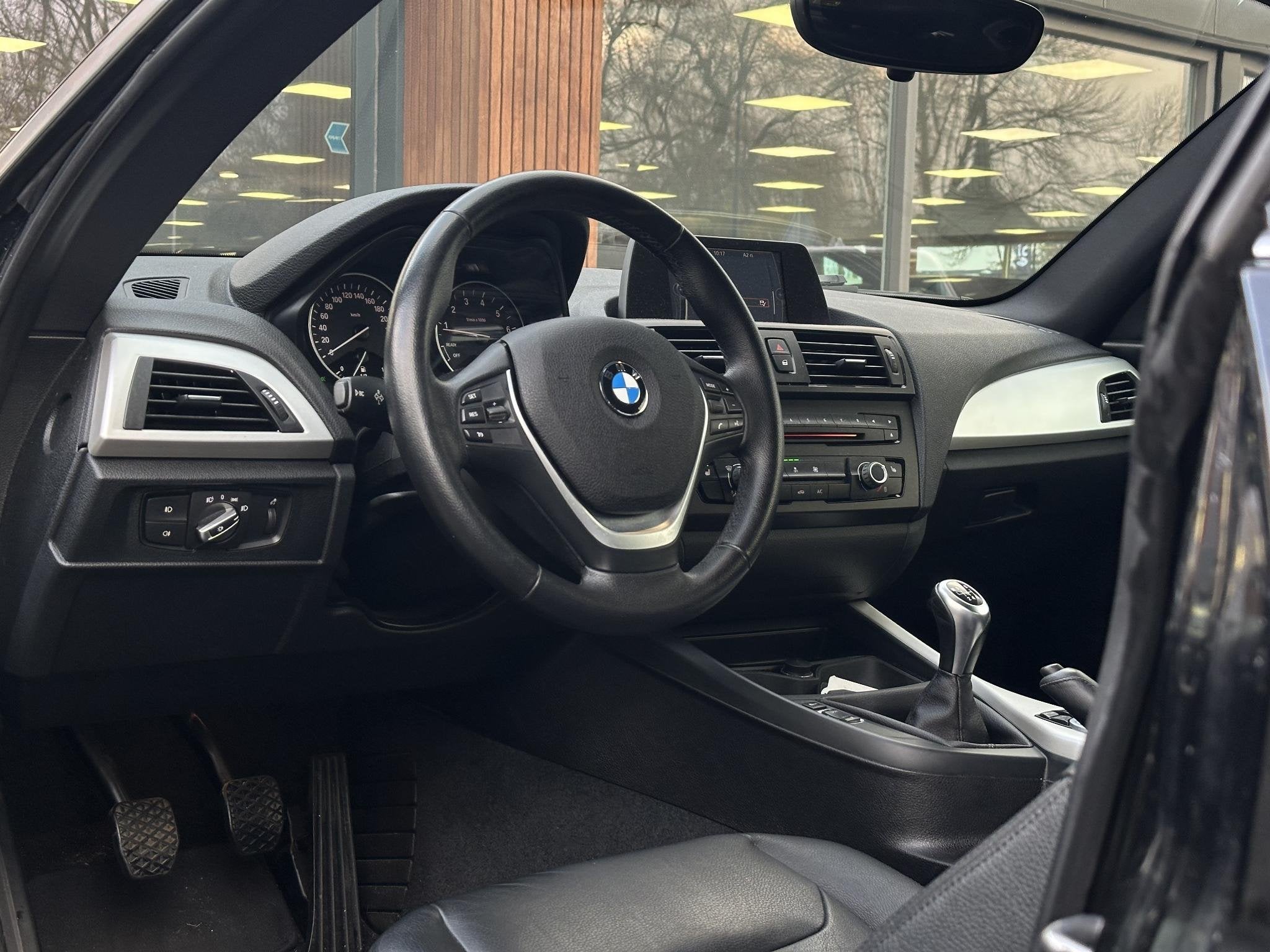 Foto 2 van BMW 1-serie 114i Business+ Leder Navi Parkeersensoren Mistla