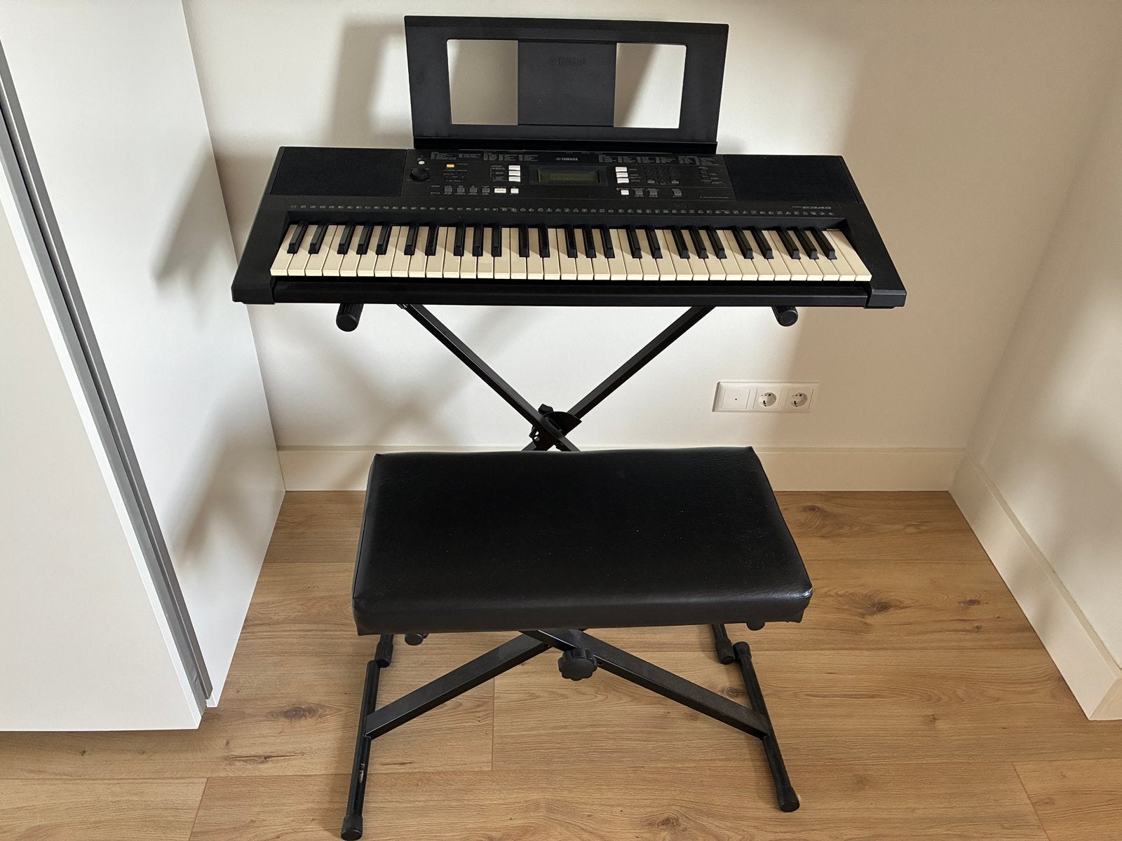Yamaha PSR-E343 keyboard + standaard + pianobank – compleet, Ophalen, 61 toetsen, Yamaha, Zo goed als nieuw